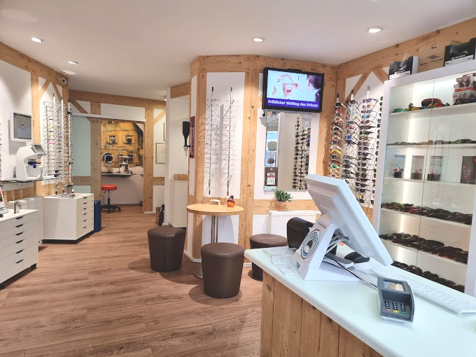 Hörgeräte und Brillen im Fachgeschäft